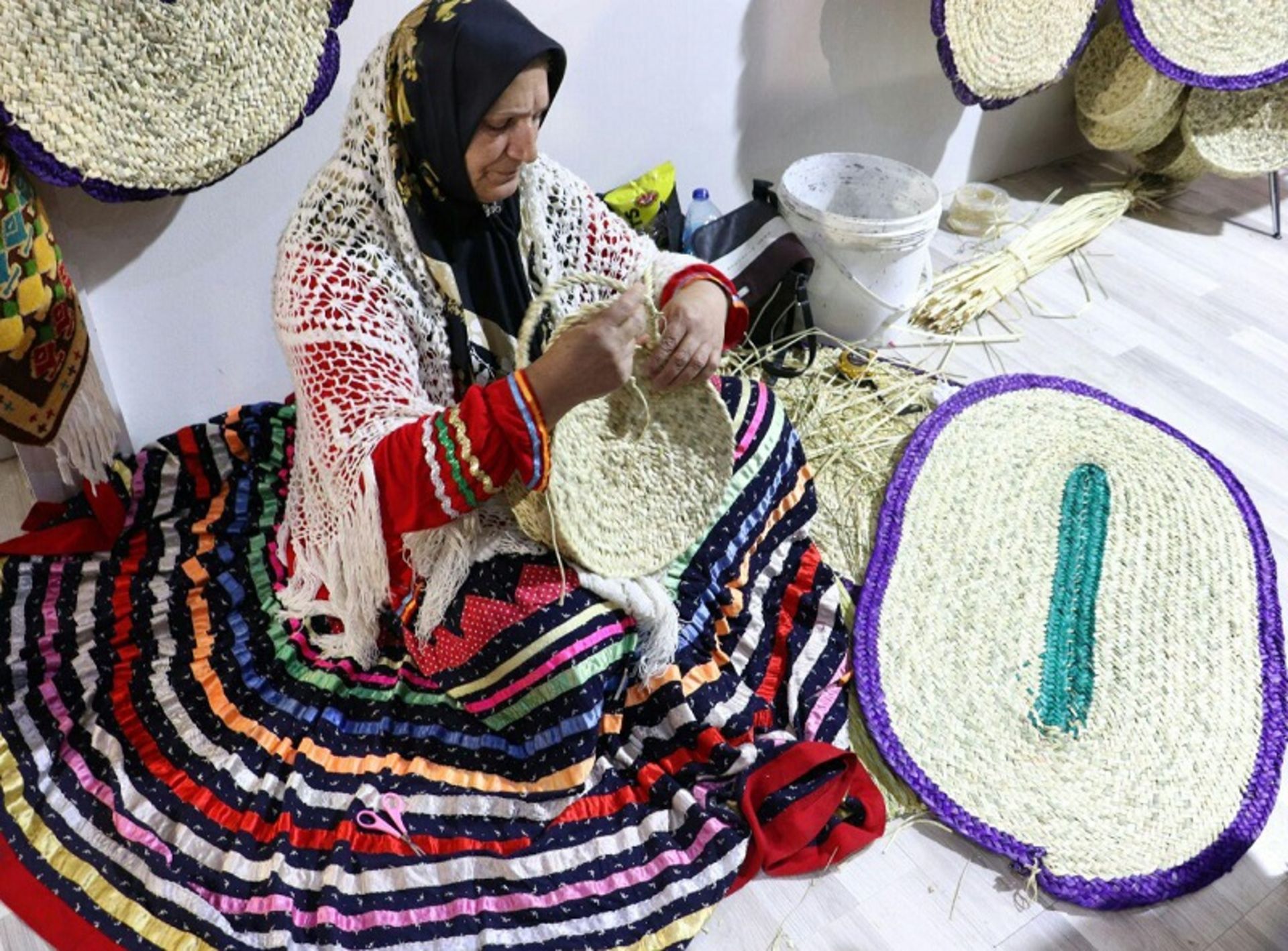 بافتنی و قلاب بافی؛ منبع عکس: وب‌سایت Bazaarya.com؛ عکاس: نامشخص 