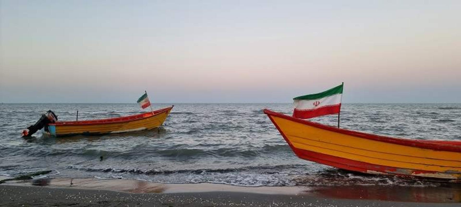قایق‌های تفریحی در ساحل آستارا؛ منبع عکس: گوگل مپ؛ عکاس: حمزه عرب