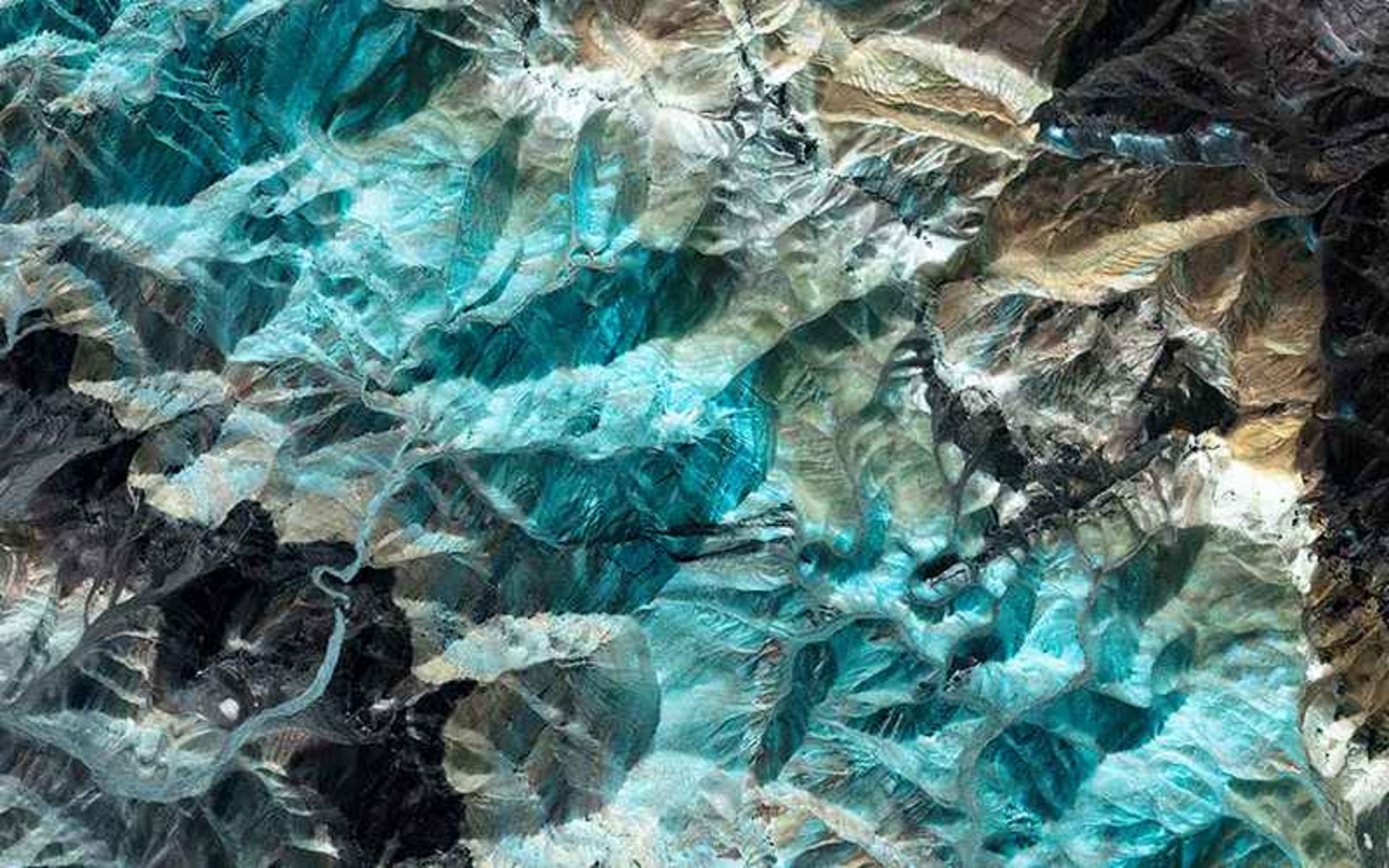 عکس هوایی از کوهستان آبی رنگ در ایران