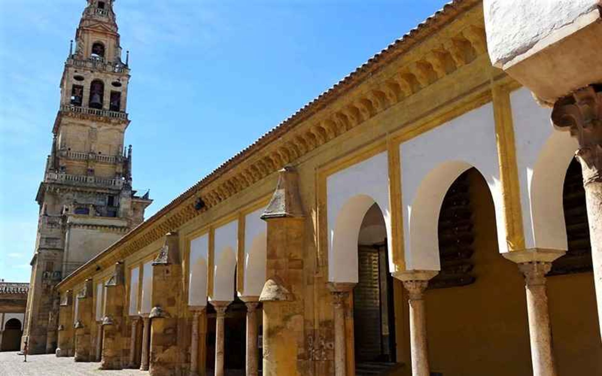 ایوان و مناره مسجد قرطبه، منبع عکس: britannica.com، عکاس: نامشخص