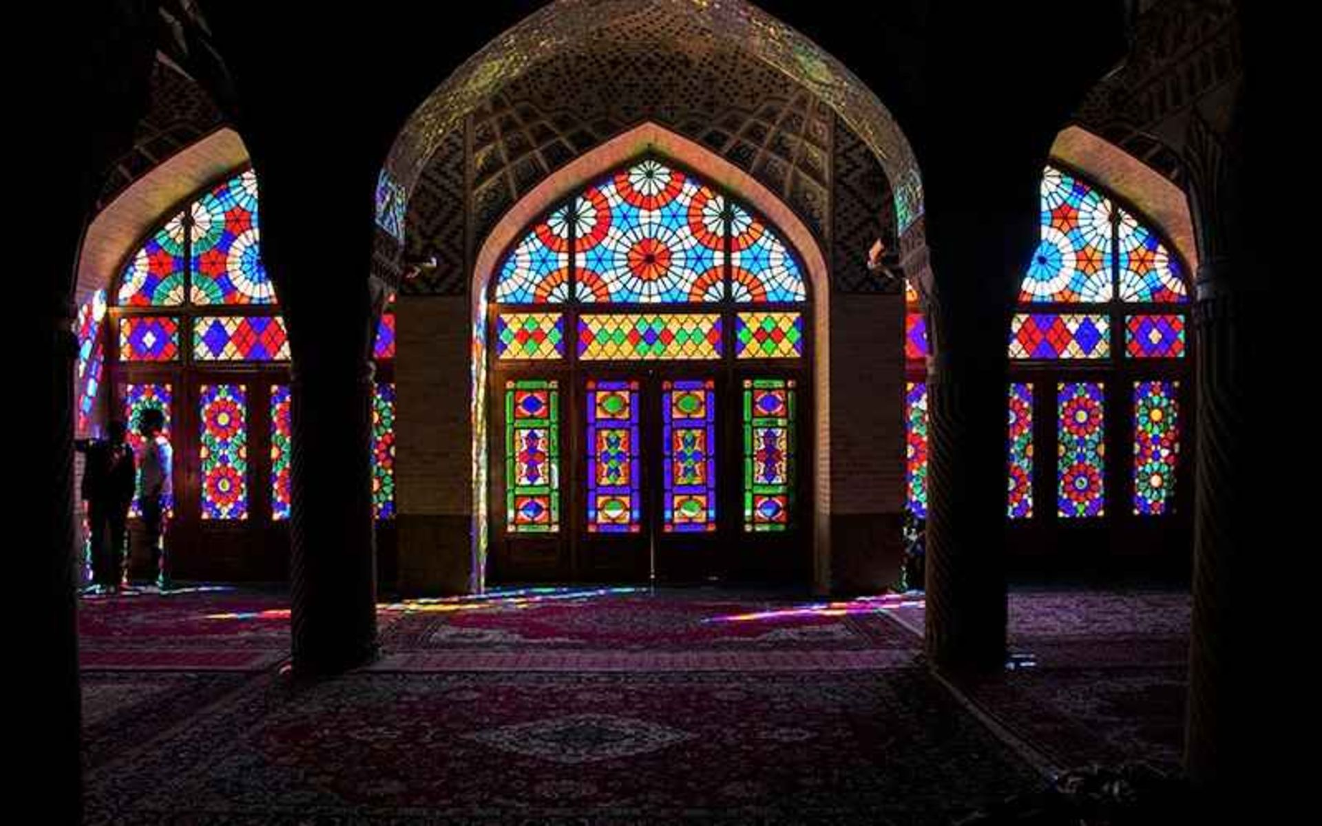 فضای داخلی مسجد نصیرالملک، منبع عکس: unsplash.com، عکاس: Helia Ziyaee 