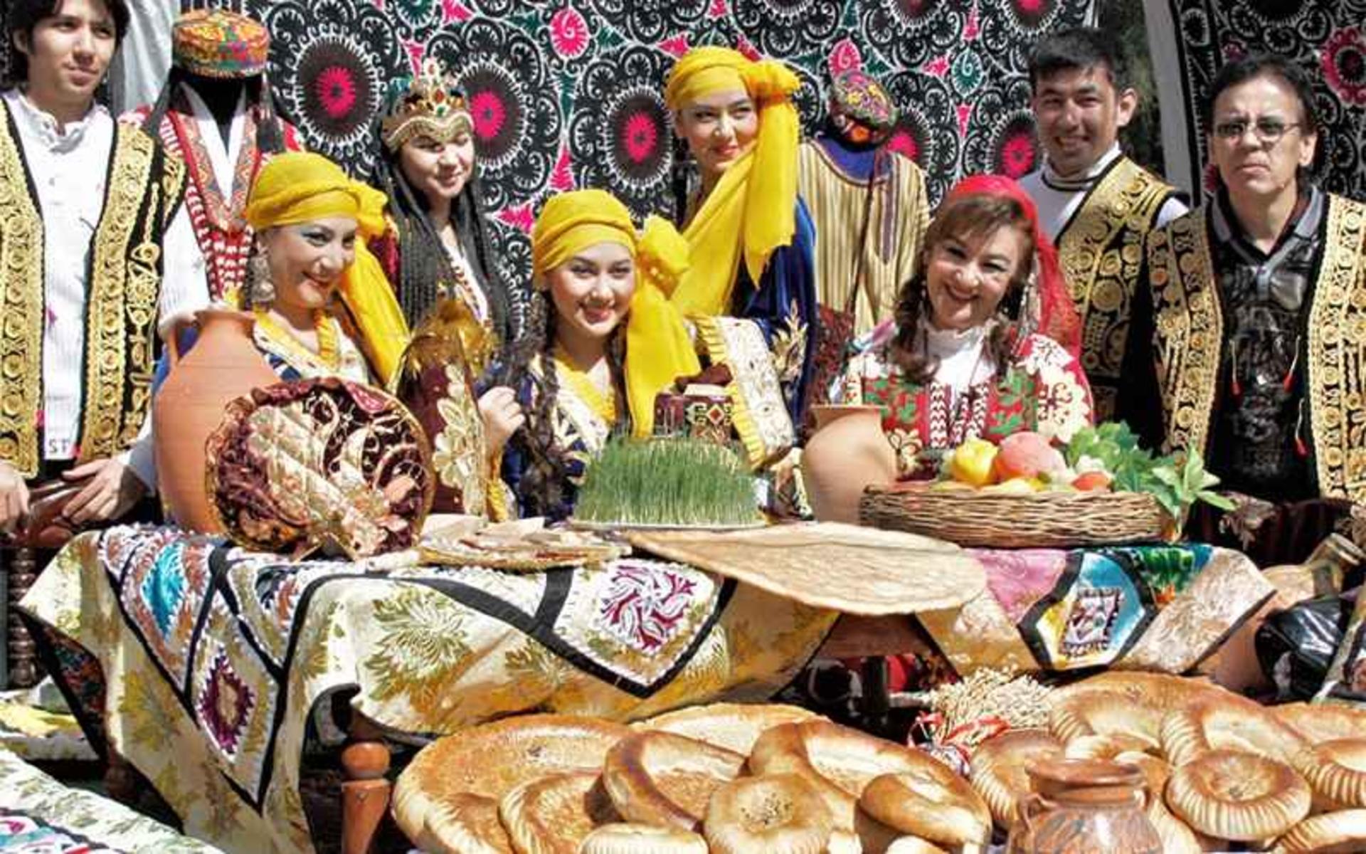 زنان و مردان ازبکستانی در نوروز، منبع عکس: advantour.com، عکاس: نامشخص