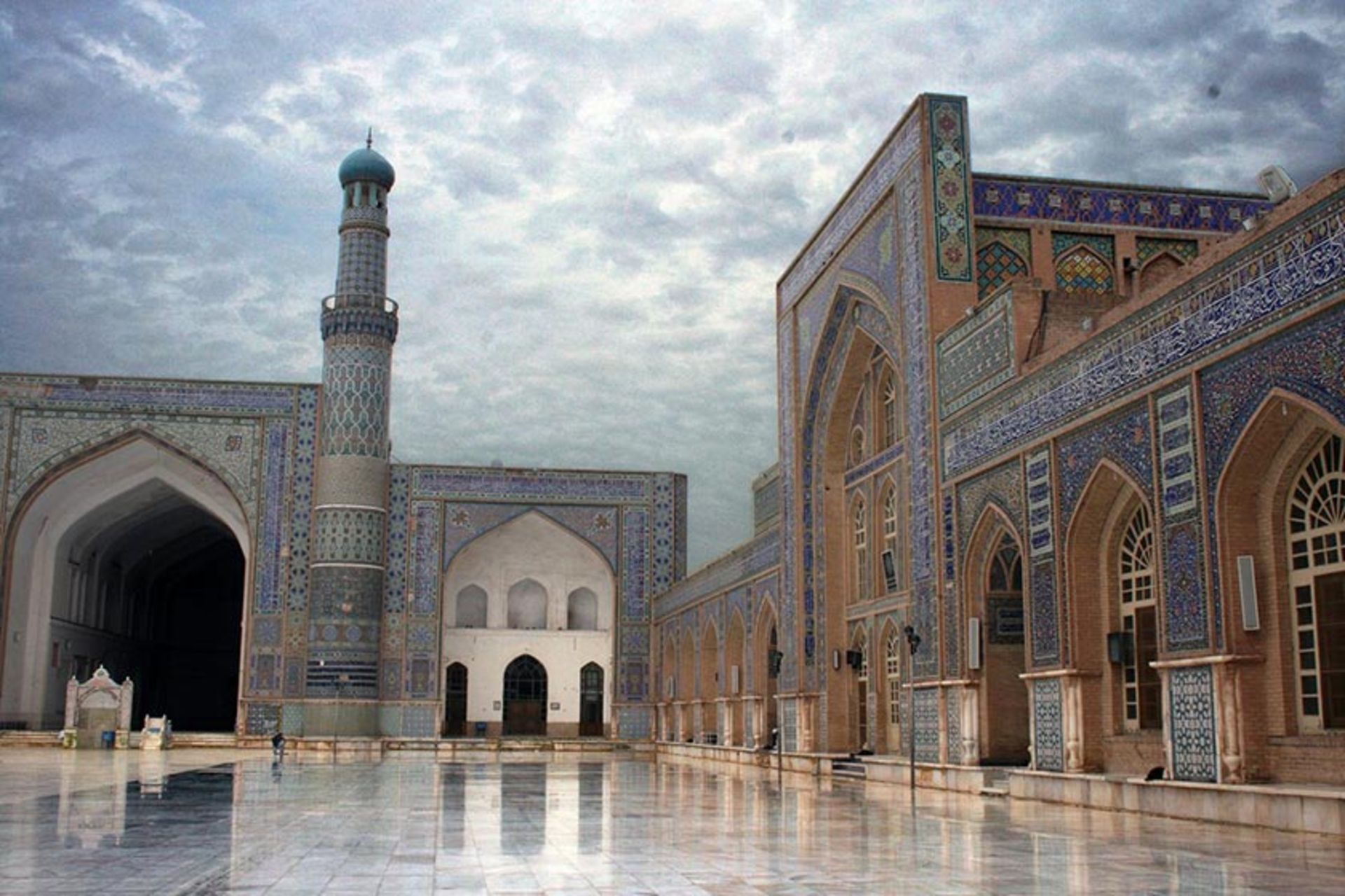 صحن مسجد جامع هرات در افغانستان