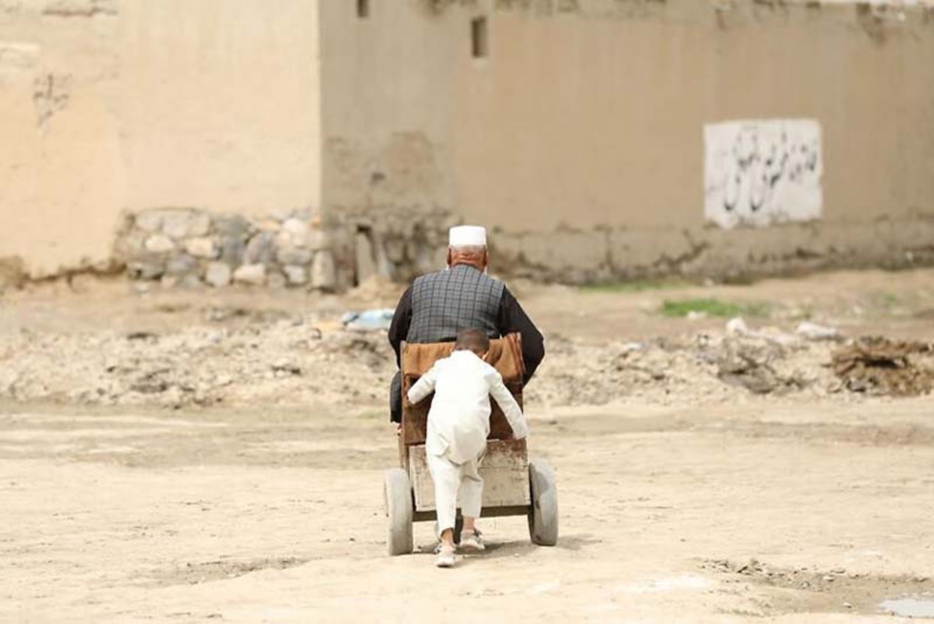 هل دادن ویلچر قدیمی یک پیرمرد توسط کودک افغان