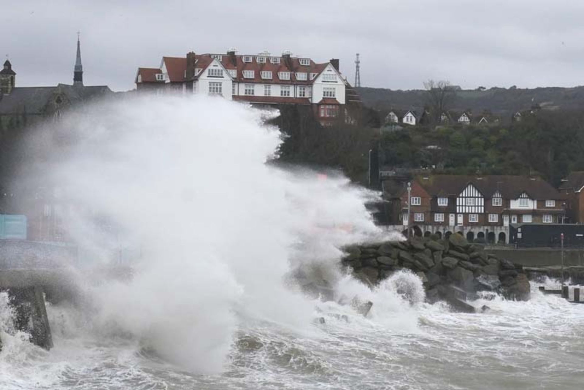 برخورد امواج غول پیکر به اطراف در بندر  فولکستون (Folkestone) انگلستان