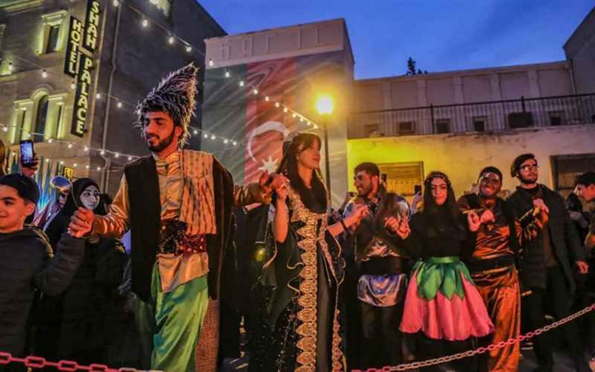 رقص زنان و مردان در آذربایجان، منبع عکس: theguardian.com، عکاس: Xinhua