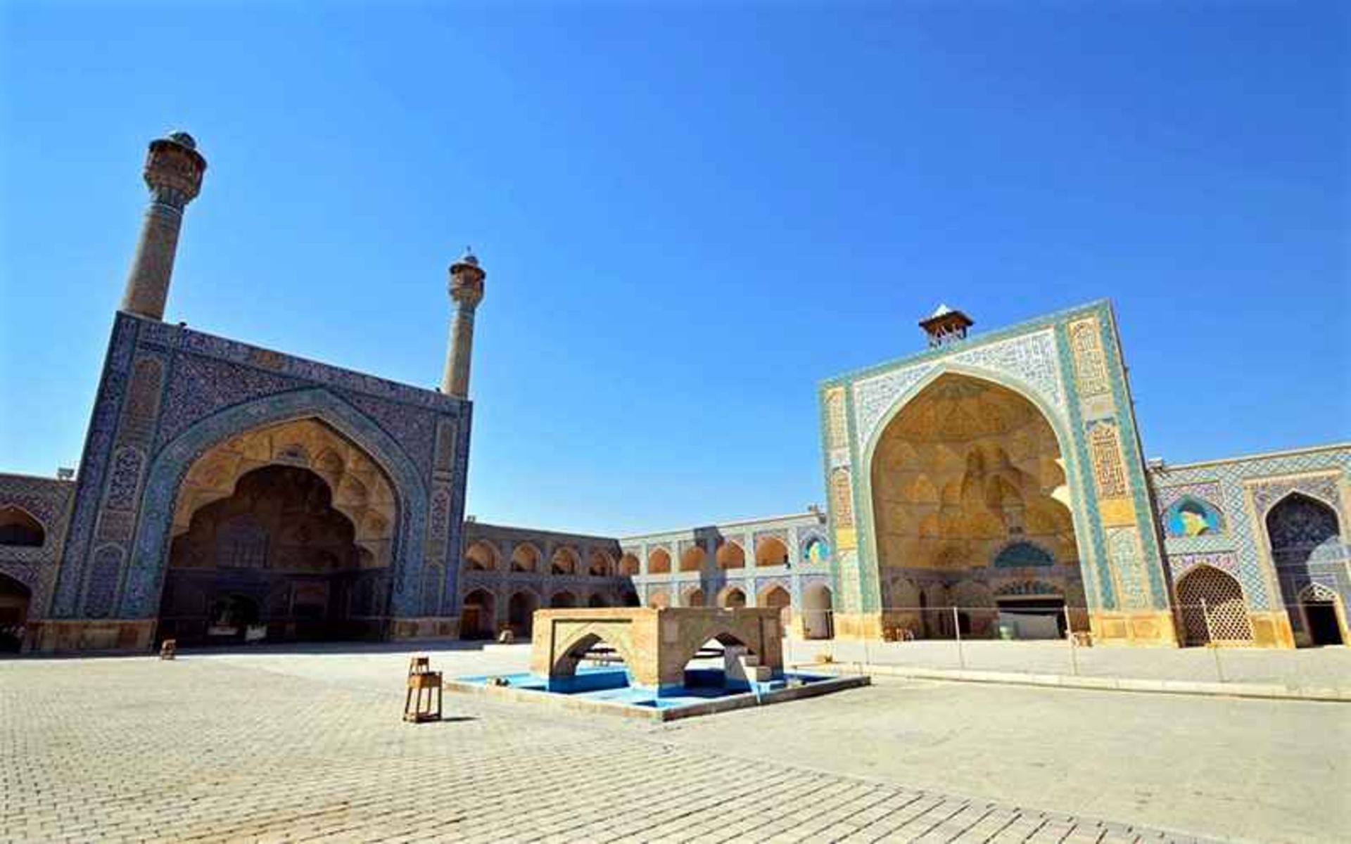 ایوان های مسجد جامع اصفهان، منبع عکس: britannica.com، عکاس: نامشخص