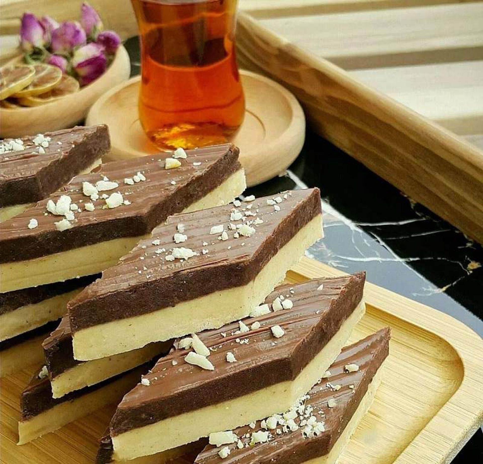 حلوای دو رنگ گیلانی؛ منبع عکس: وب‌سایت Parsiday.com؛ عکاس: نامشخص