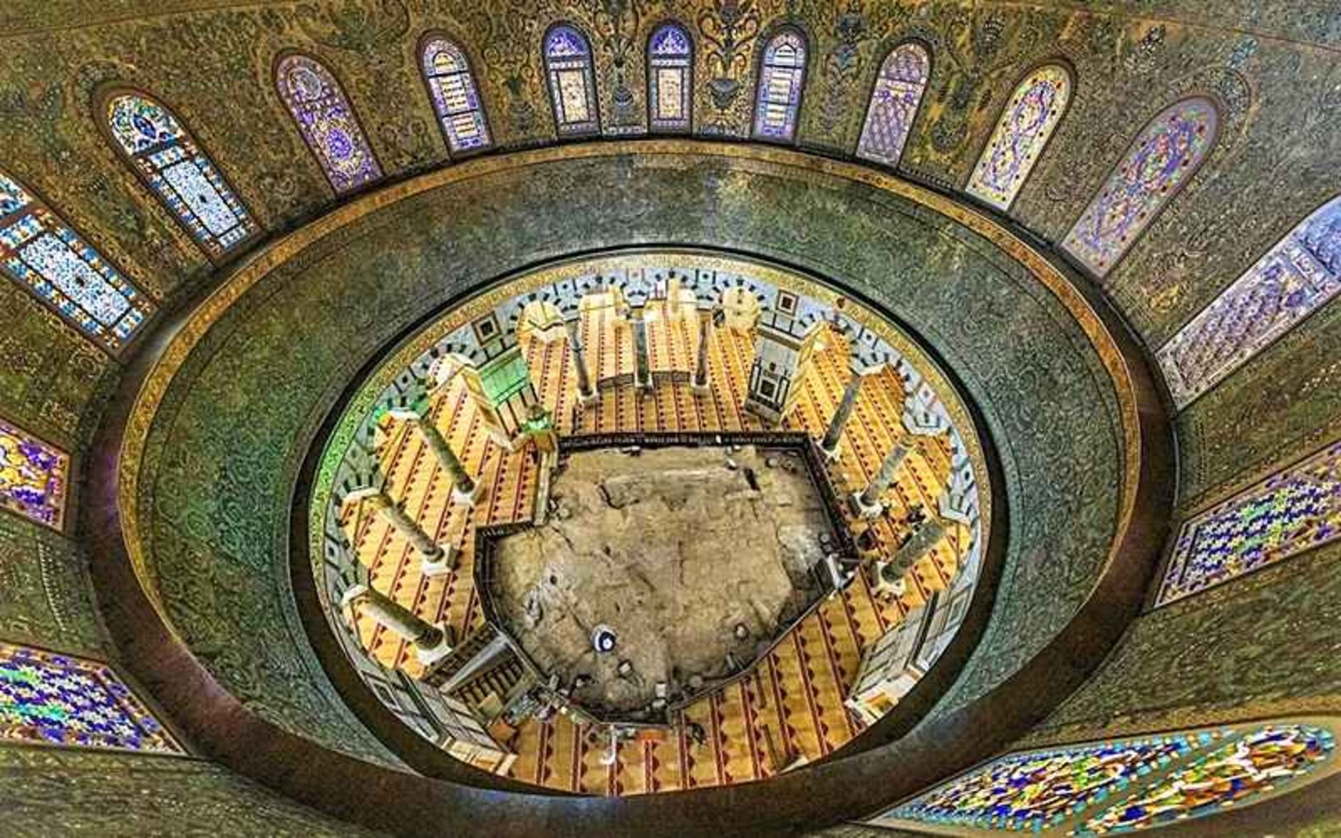 عکس هوایی از داخل قبه الصخره، منبع عکس: britannica.com، عکاس: نامشخص