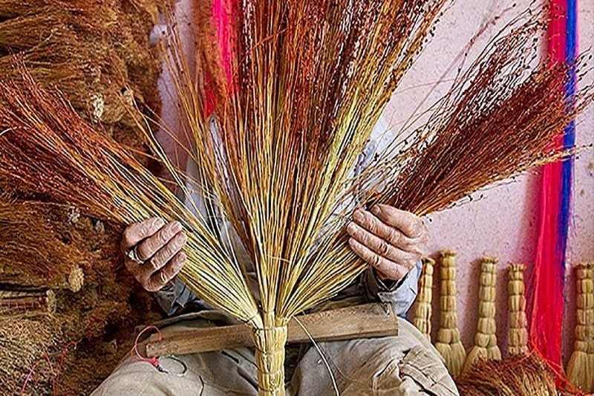 کلوشی جارو؛ منبع عکس: وب‌سایت ir-handicrafts.ir؛ عکاس: نامشخص