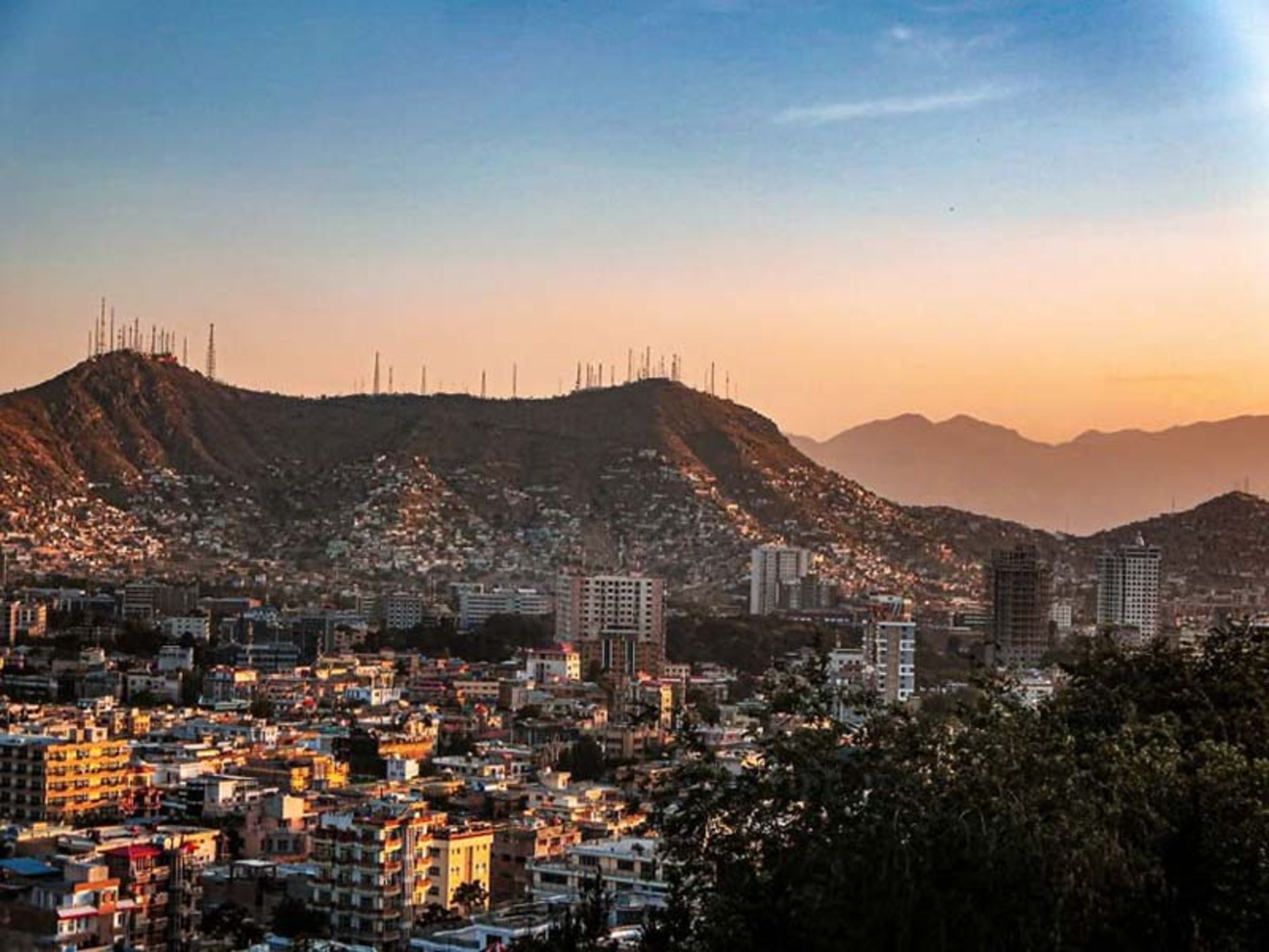 منظره غروب در یکی از شهرهای افغانستان