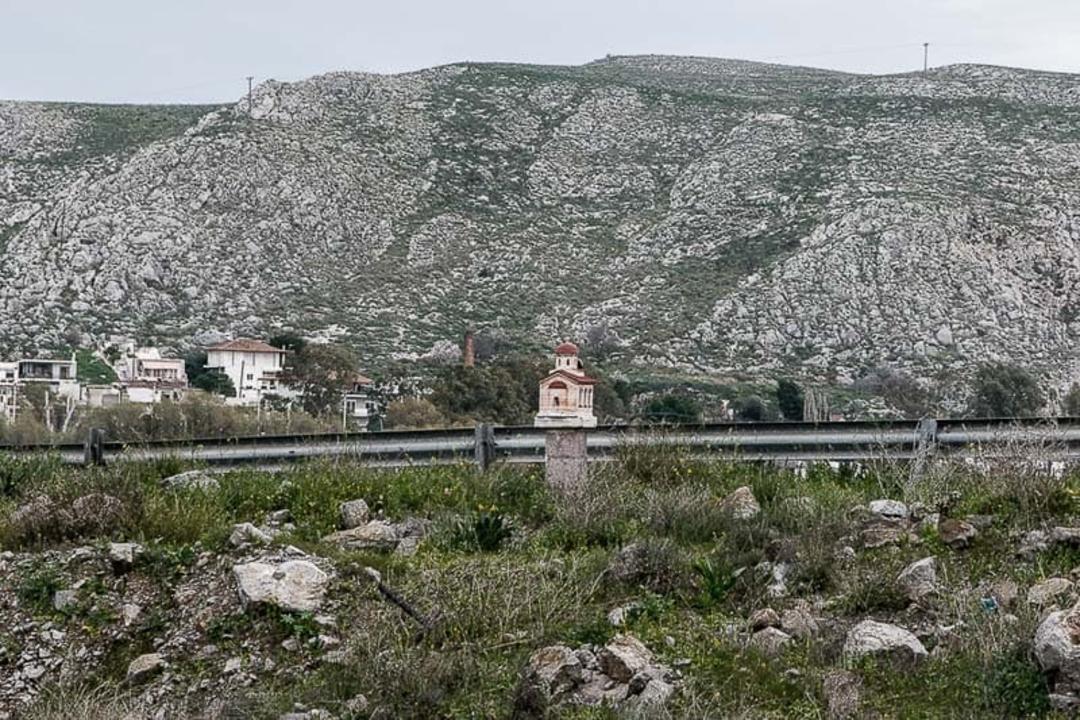 یک معبد کوچک در کنار جاده‌ای کوهستانی در کشور یونان