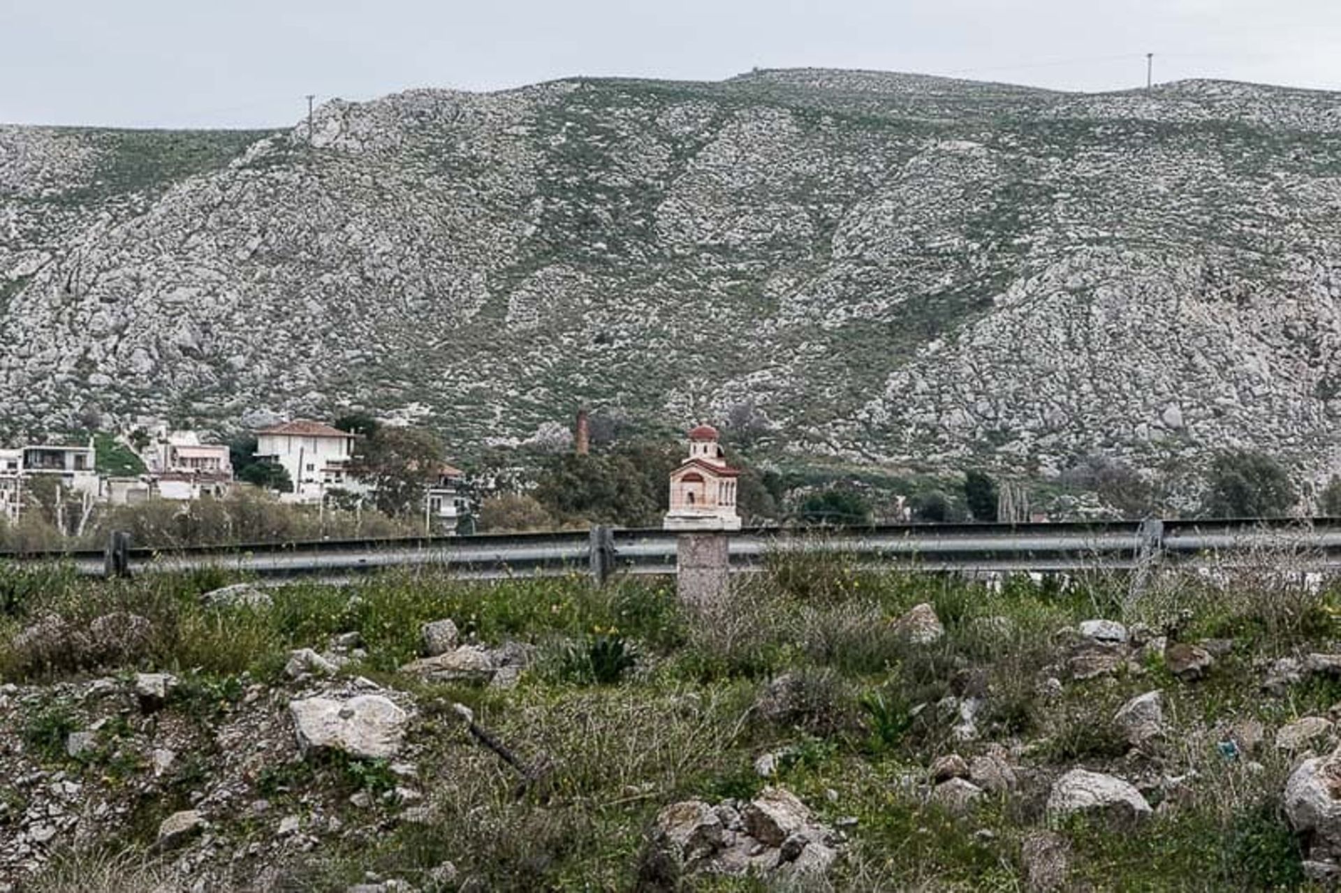 یک معبد کوچک در کنار جاده‌ای کوهستانی در کشور یونان