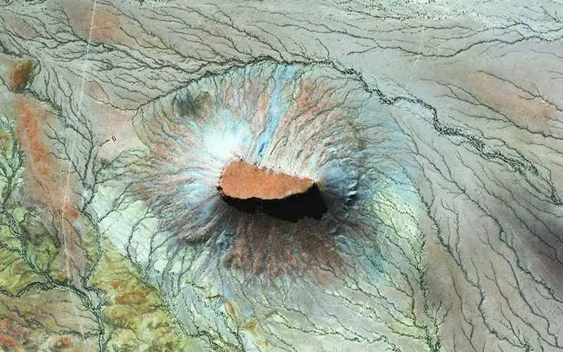 عکس هوایی از کوهی در نامیبیا