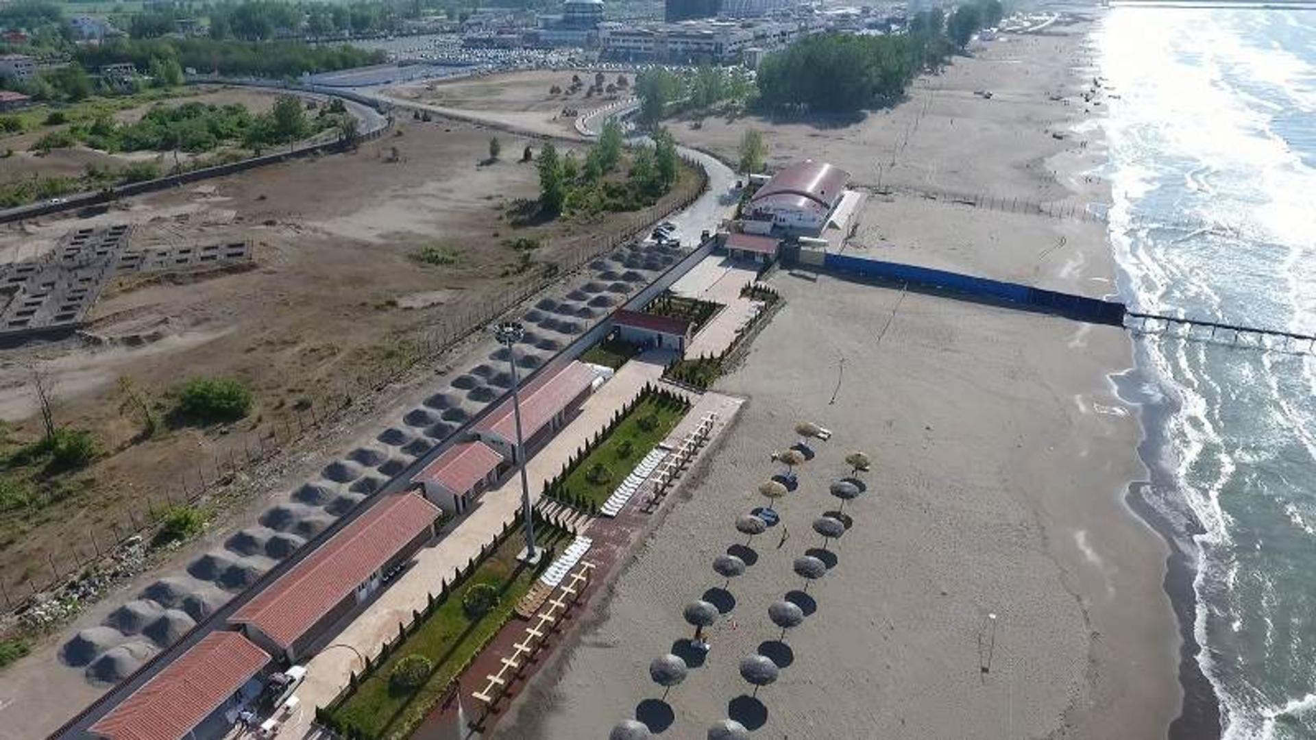 سایبان‌های خصیری در ساحل منطقه آزاد انزلی؛ منبع عکس: گوگل منبع عکاس: وحید اصغر نژاد