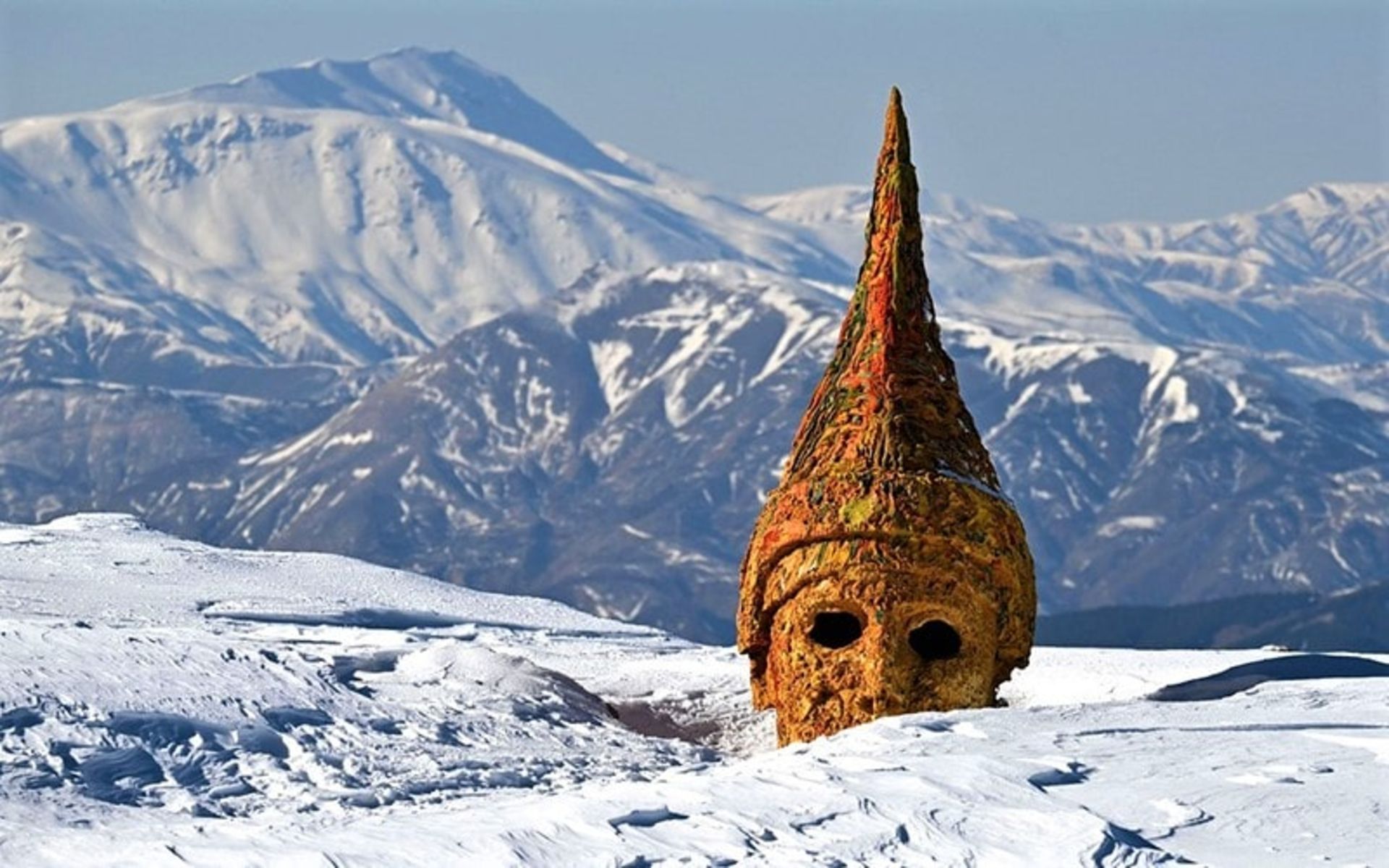 مجسمه‌ای بزرگ در کوهستان برفی