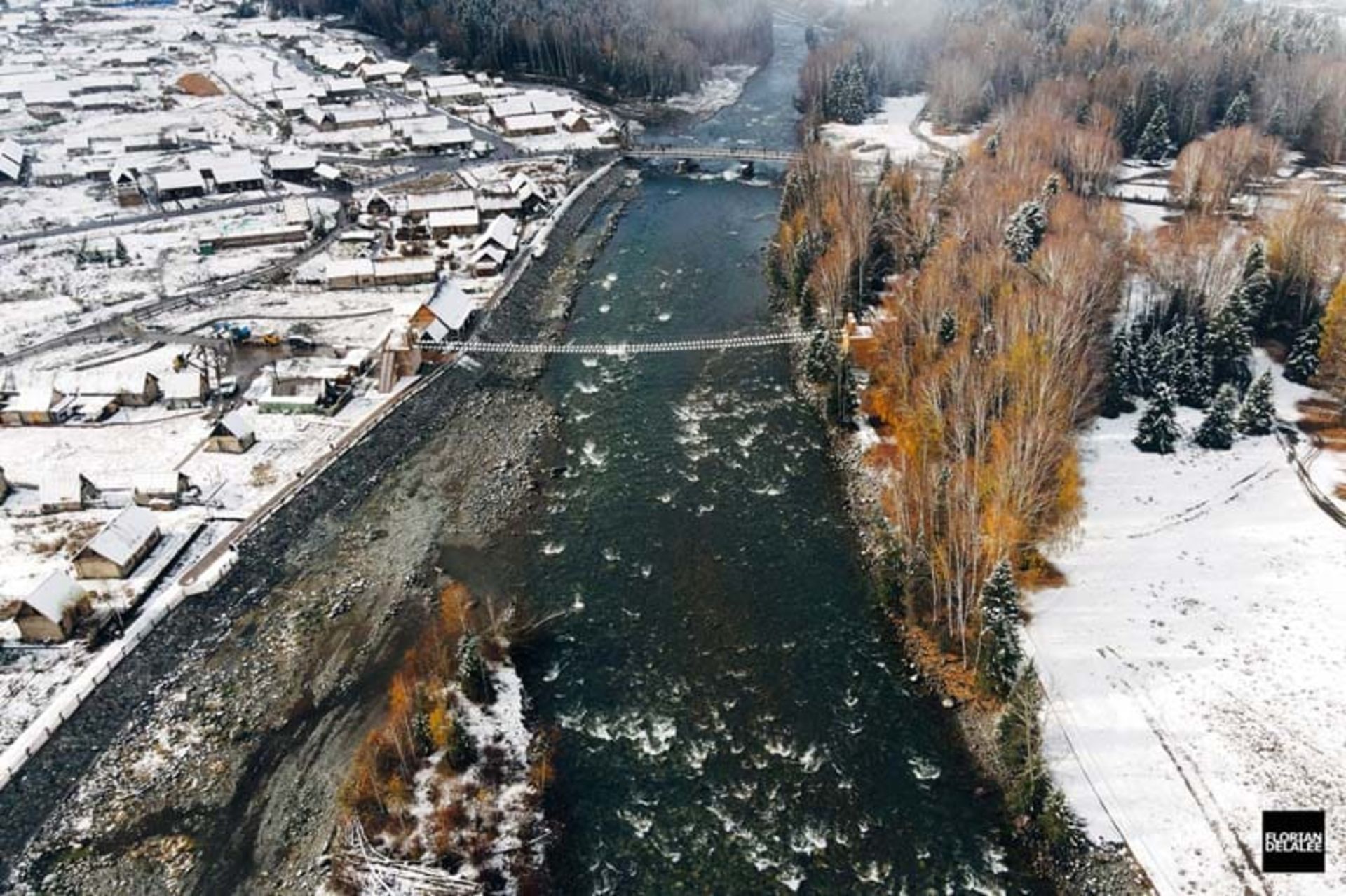رودخانه و روستای برفی همو در چین از نمای بالا 