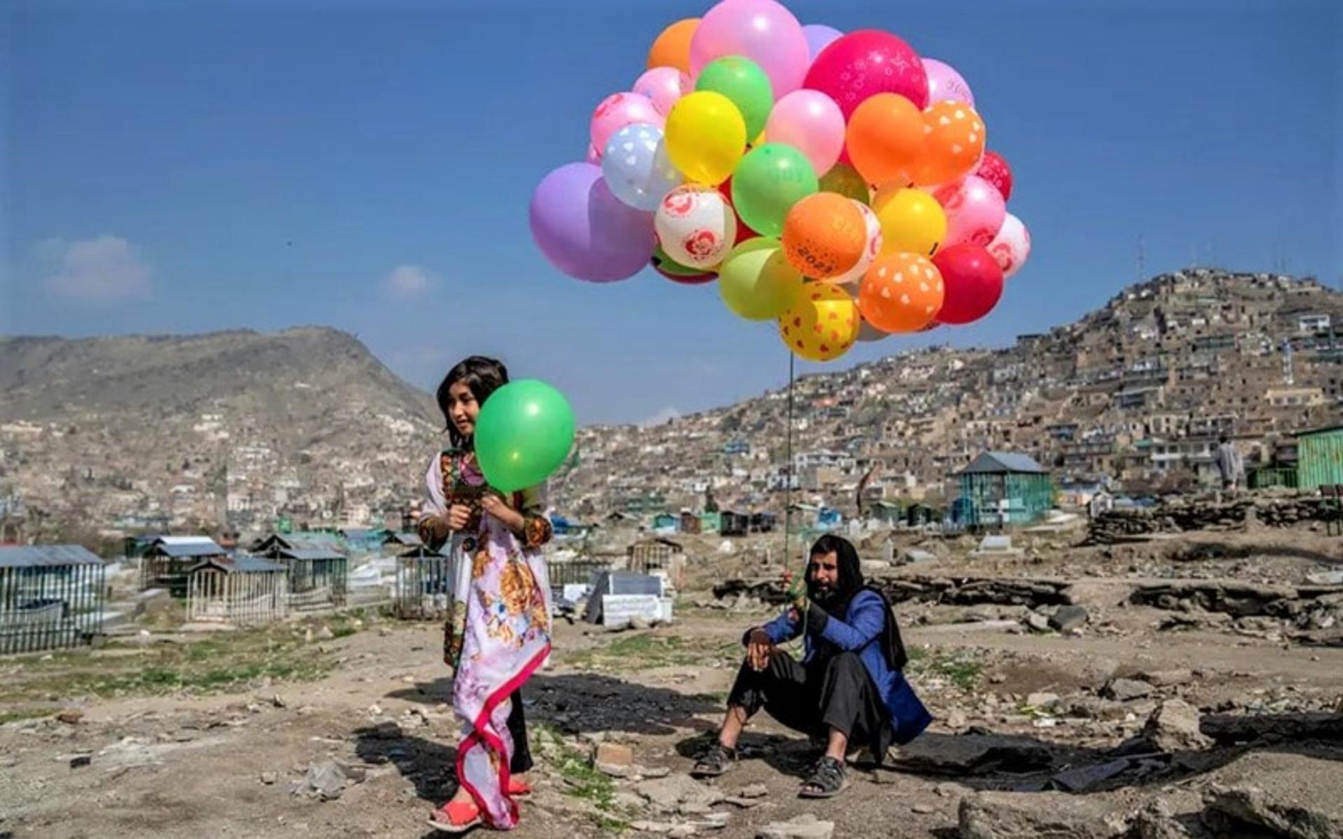 پدر و دختر افغانستانی در نوروز، منبع عکس: theguardian.com، عکاس: Ebrahim Noroozi