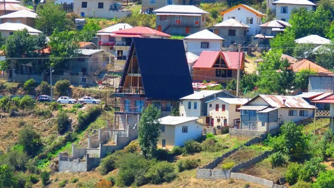خانه‌های شیروانی روستای گرسماسر؛ منبع عکس: گوگل مپ؛ عکاس: omid msr