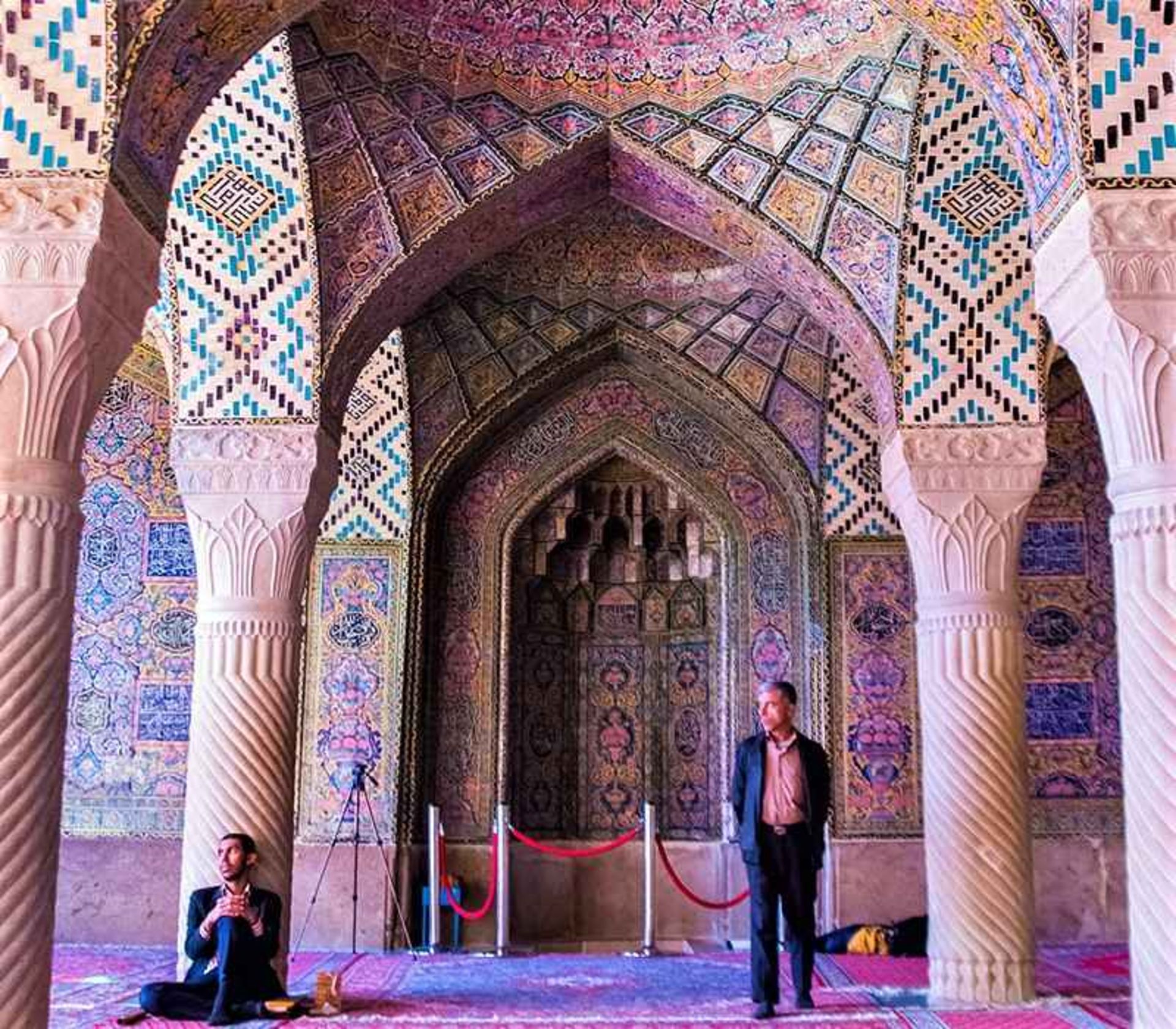 حضور مردم در مسجد نصیرالملک، منبع عکس: unsplash.com، عکاس: Faruk Kaymak