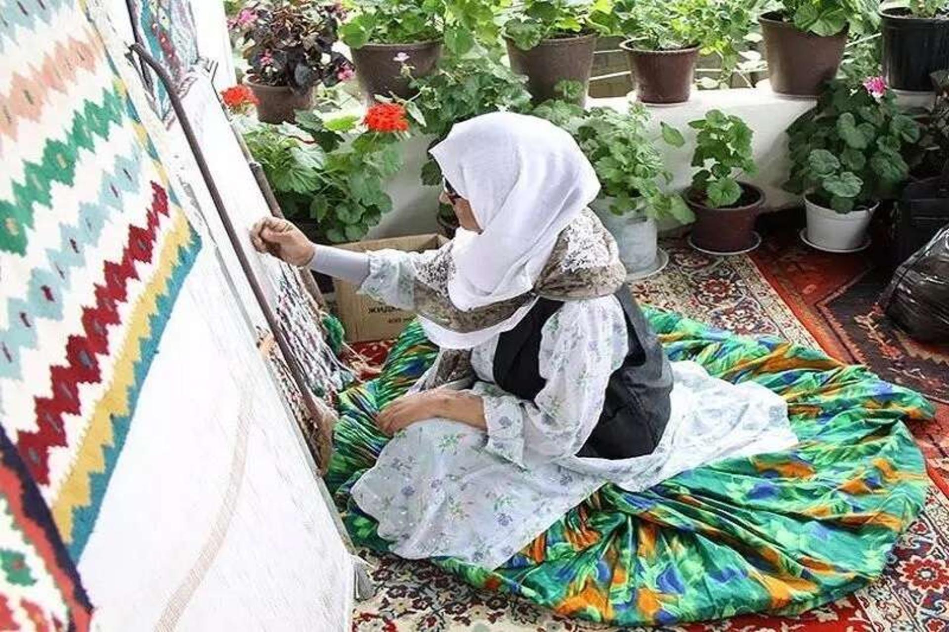 گلیم بافی؛ منبع عکس: وب‌سایت Irna.ir؛ عکاس: نامشخص 