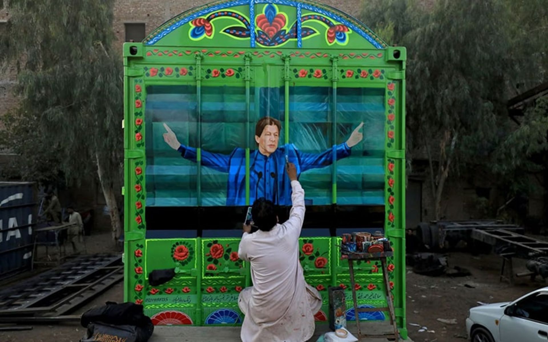 نقاشی عمران خان روی خودرو