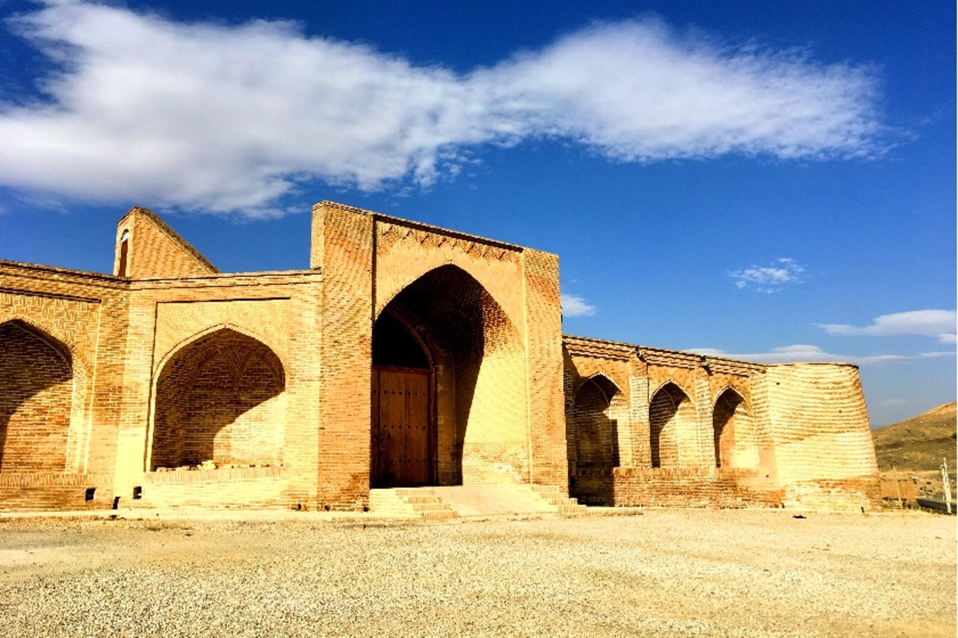 کاروانسرای شاه‌ عباسی فرسفج. منبع عکس: گوگل مپ. عکاس: Sara SepehrAra