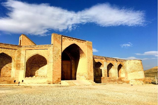 کاروانسرای شاه‌ عباسی فرسفج. منبع عکس: گوگل مپ. عکاس: Sara SepehrAra