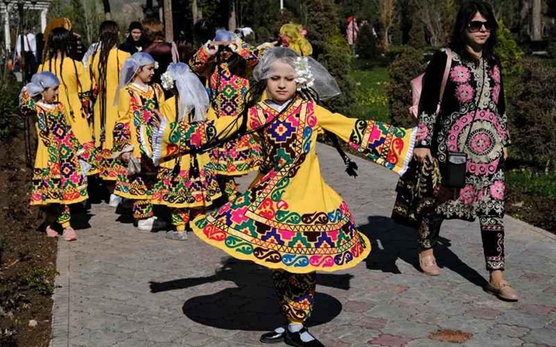 رقص دختران تاجیکستان در نوروز، منبع عکس: theguardian.com، عکاس: Nozim Kalandarov