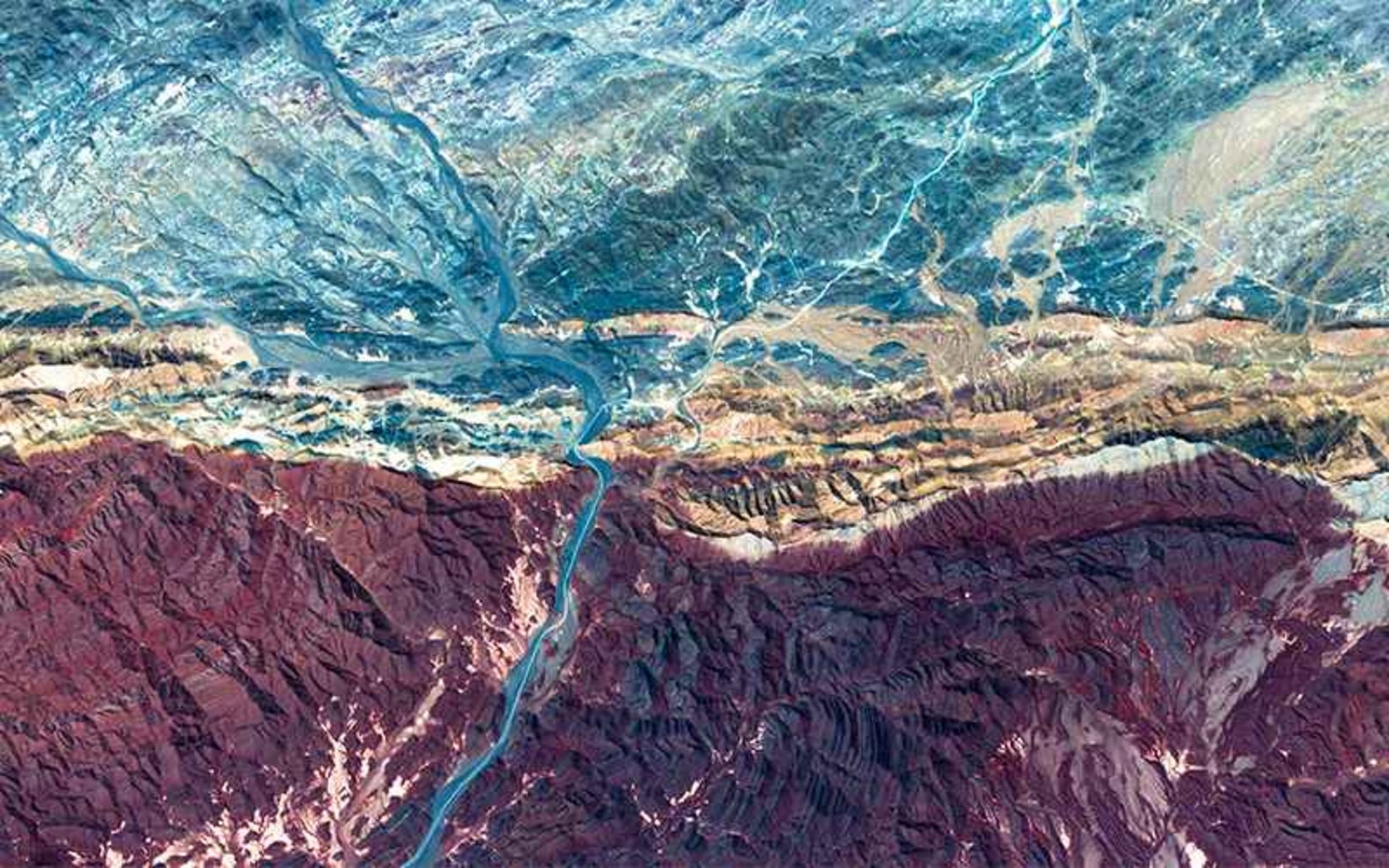 تلفیق کوهستان و رودخانه در عکس هوایی