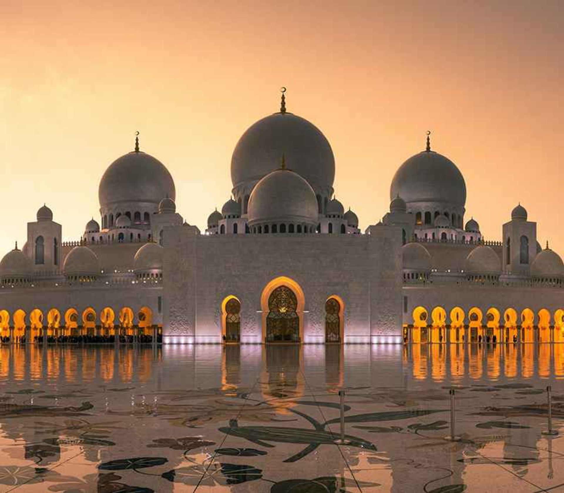 مسجد شیخ زاید در شب، منبع عکس: unsplash.com، عکاس: Daniel Olah