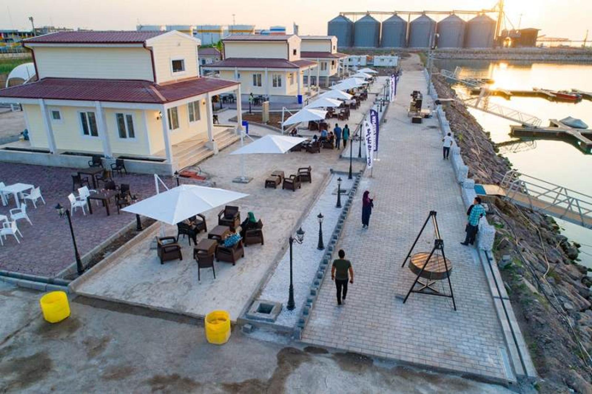 ساحل و سایبان‌های مارینا کاسپین انزلی؛ منبع عکس: marinacaspian.com؛ عکاس: نامشخص