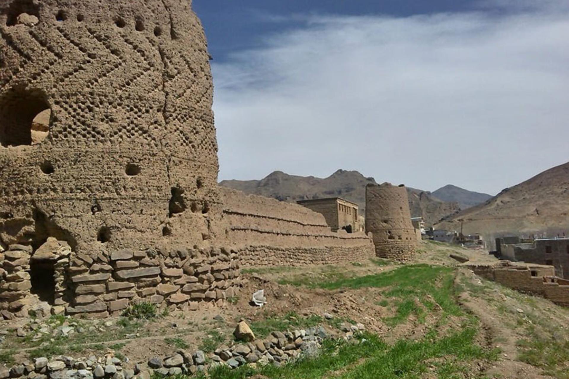 قلعه تاریخی روستای راونج؛ منبع عکس: سیری در ایران؛ عکاس: نامشخص