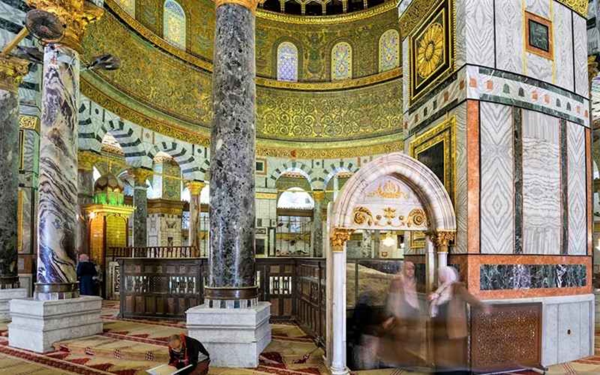 فضای داخلی قبه الصخره، منبع عکس: nationalgeographic.com، عکاس: نامشخص
