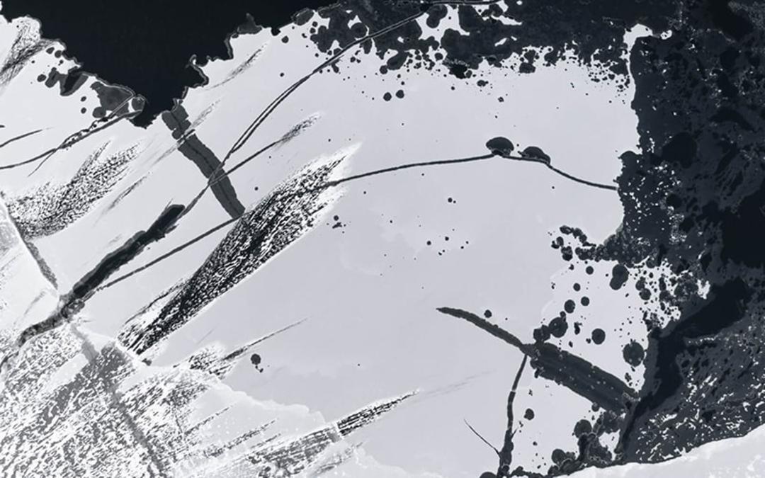 عکس سیاه و سفید از دریاچه‌ای یخ‌زده در نروژ