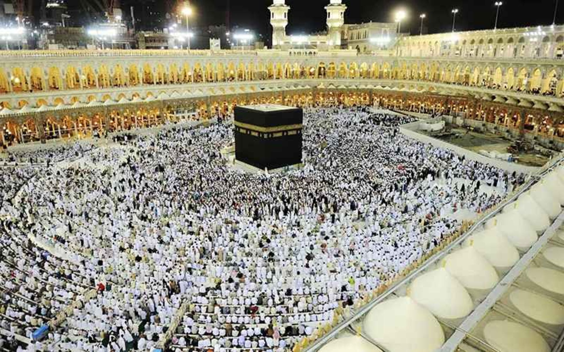 مسجدالحرام در شب، منبع عکس: britannica.com، عکاس: نامشخص