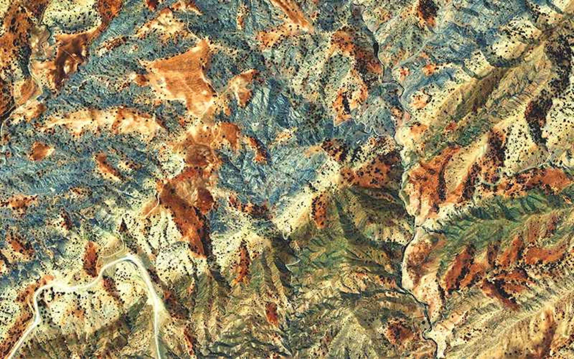 کوهستان رنگی در عکس هوایی
