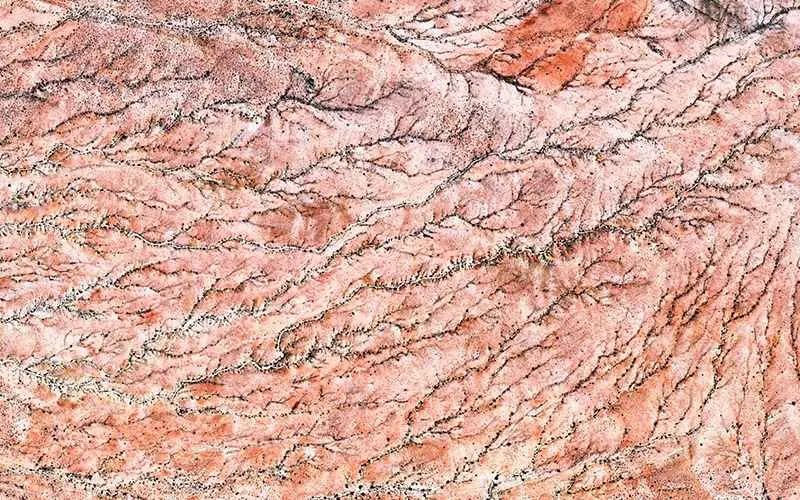 عکس هوایی از کوهستانی صورتی‌رنگ در نامیبیا