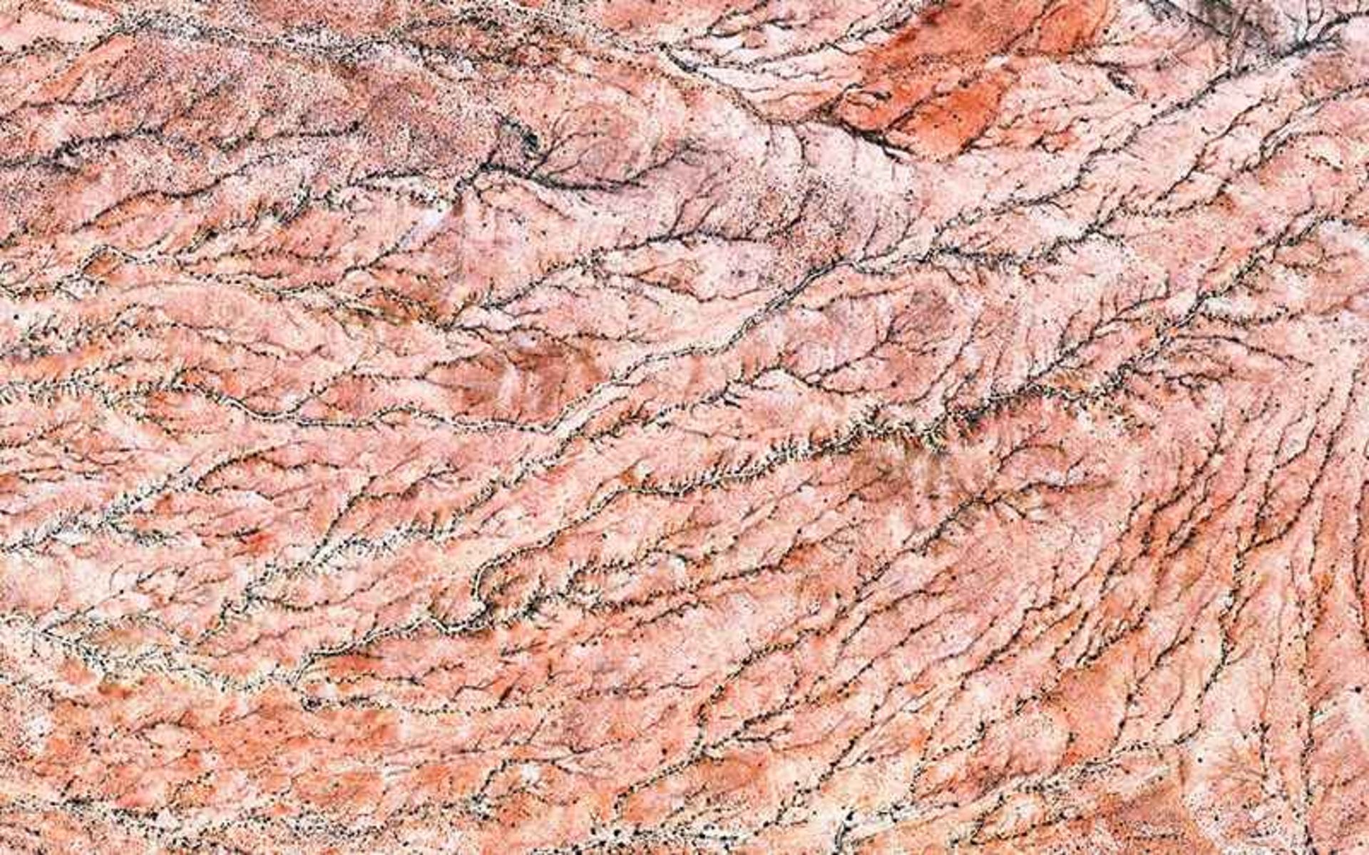 عکس هوایی از کوهستانی صورتی‌رنگ در نامیبیا