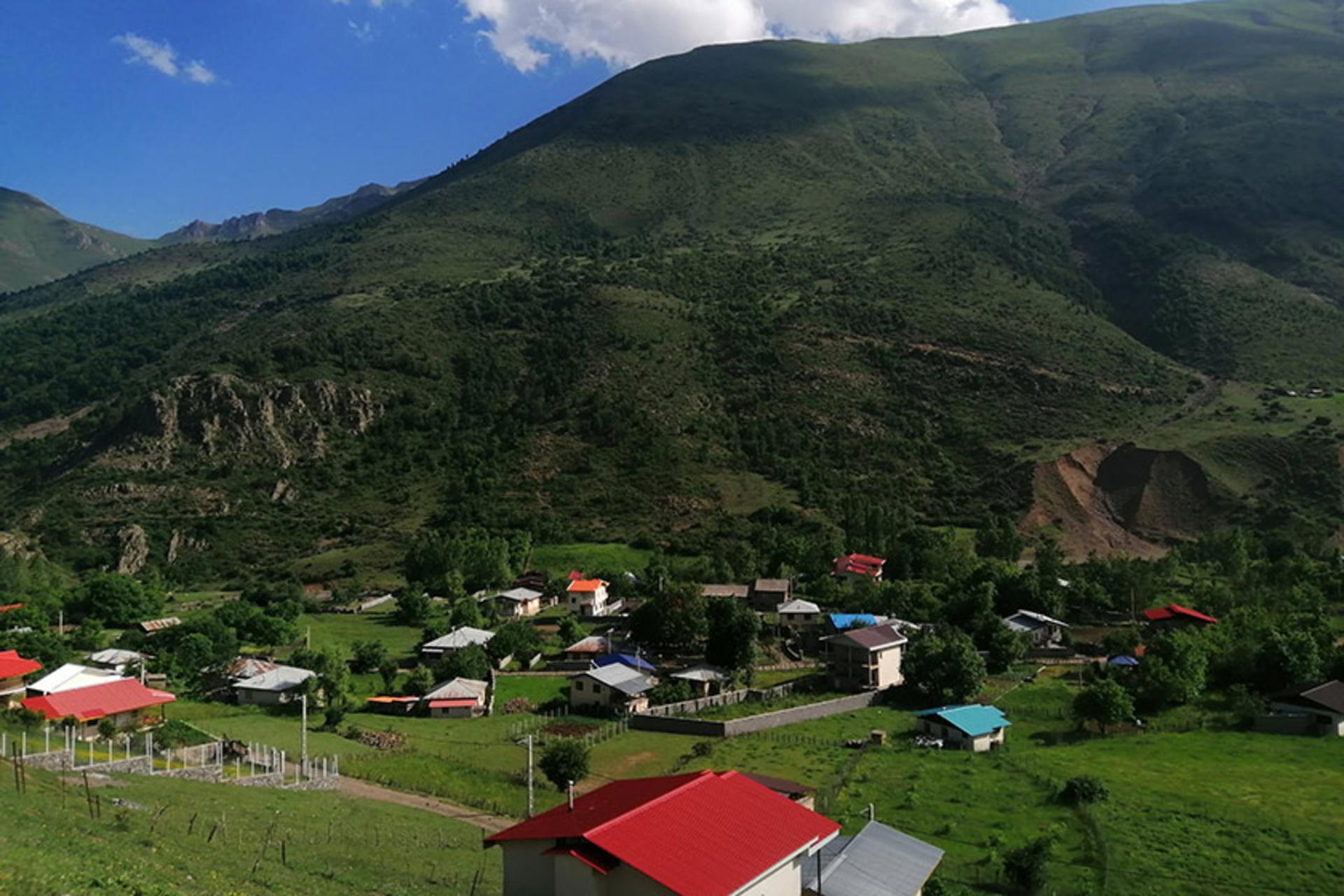 روستای الیت مرزن آباد؛ منبع عکس: گوگل مپ؛ عکاس: مهرداد حسینی