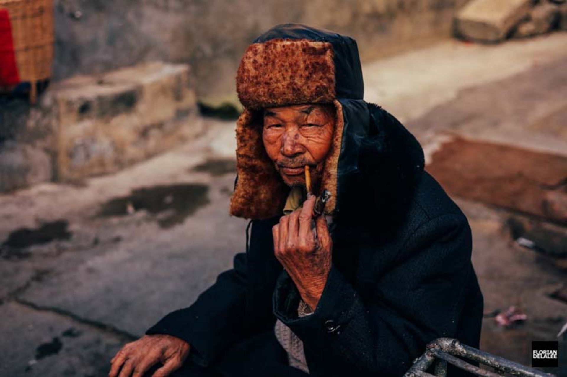 مرد آسیایی در حال کشیدن پیپ
