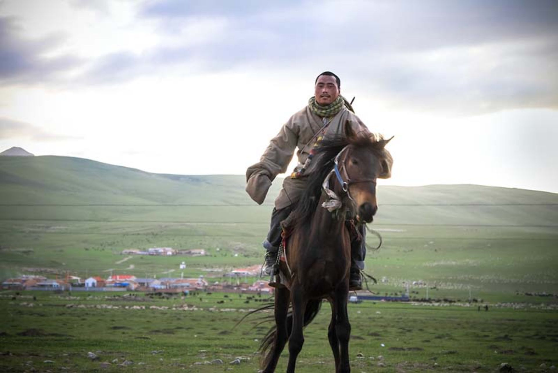 سوارکار آسیایی در دشتی سبز