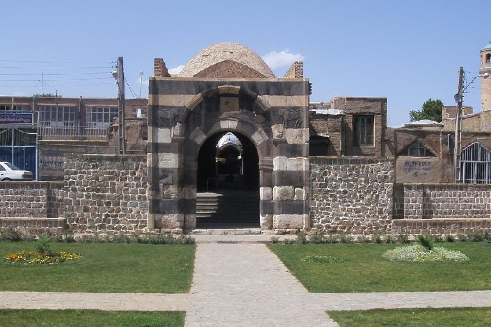 دروازه سنگی خوی. منبع عکس: ویکی پدیا. عکاس: Elmju