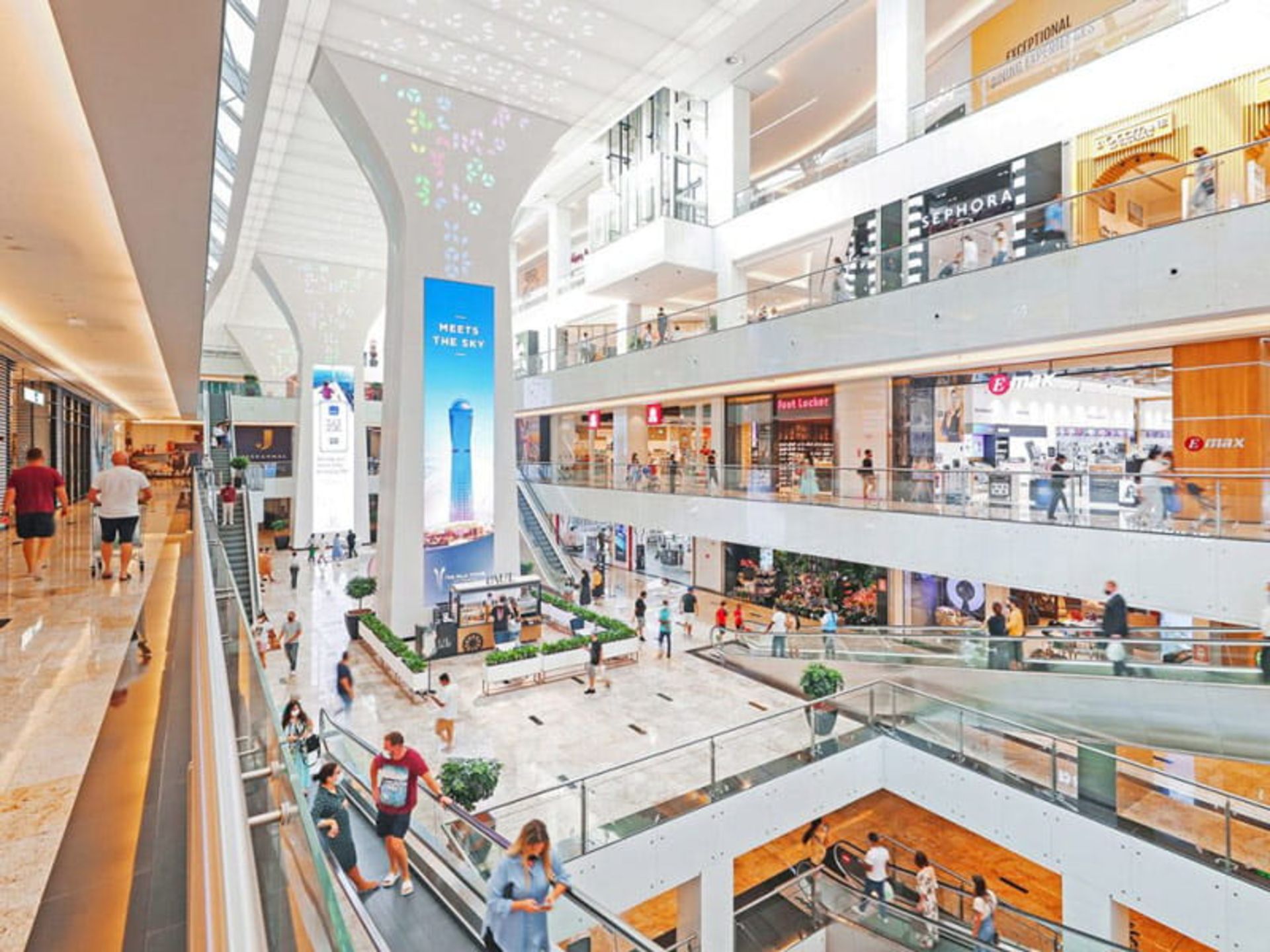 داخل مرکز خرید نخیل؛ منبع عکس: Time Out Dubai، عکاس: نامشخص