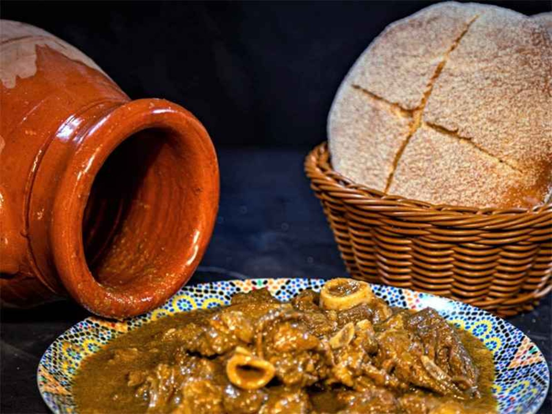 طبخ طنجیه در ظرف سفالی، منبع عکس: cocinayvino.com، عکاس: نامشخص