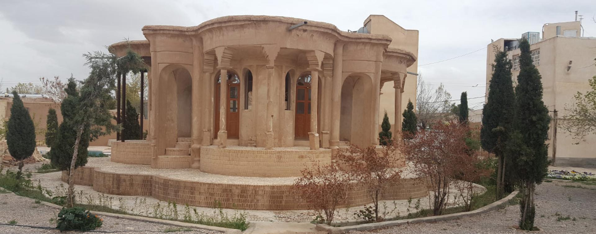عمارت کلاه فرنگی آباده؛ منبع عکس: ویکی‌مدیا؛ عکاس: مجید سهیلی نیا