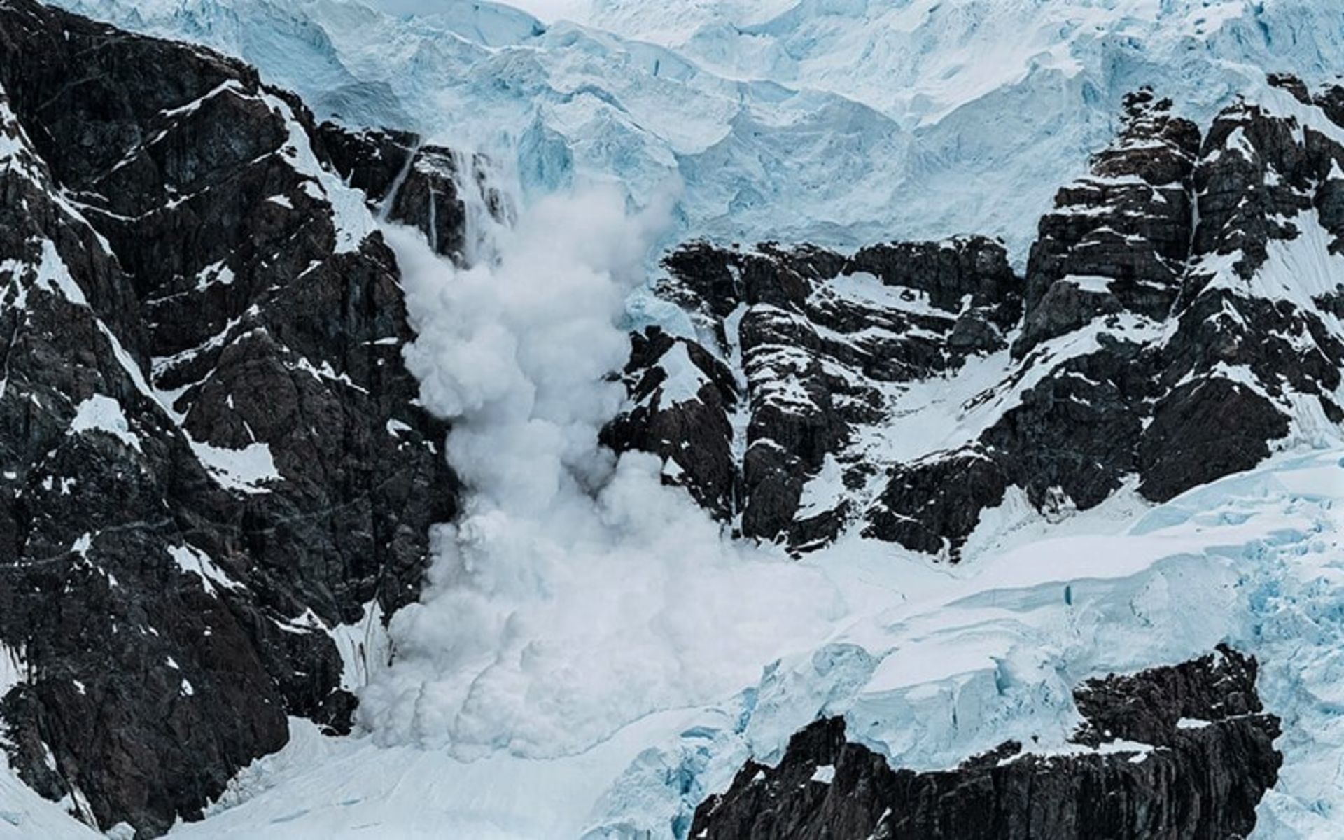 وقوع بهمن در جنوبگان، منبع عکس: northlandscapes.com، عکاس: Jan Erik Waider