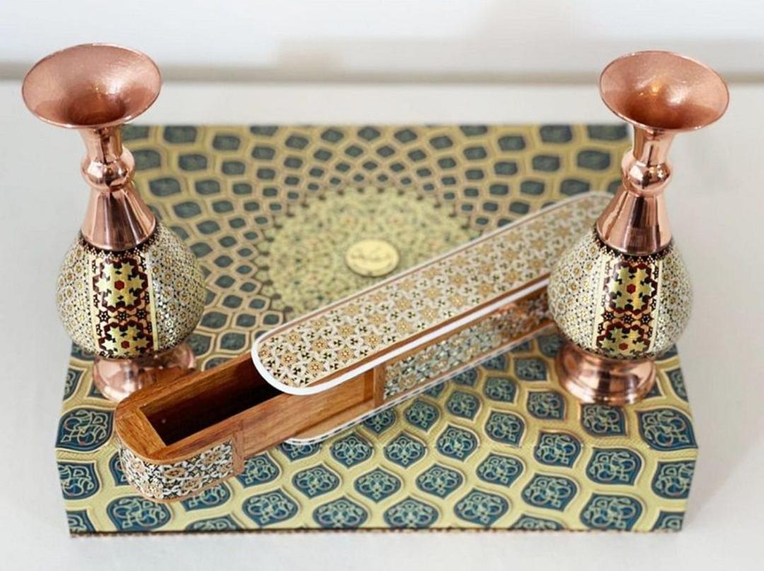 خاتم کاری روی مس؛ منبع عکس: وب‌سایت Blog.7gardun.com؛ عکاس: نامشخص