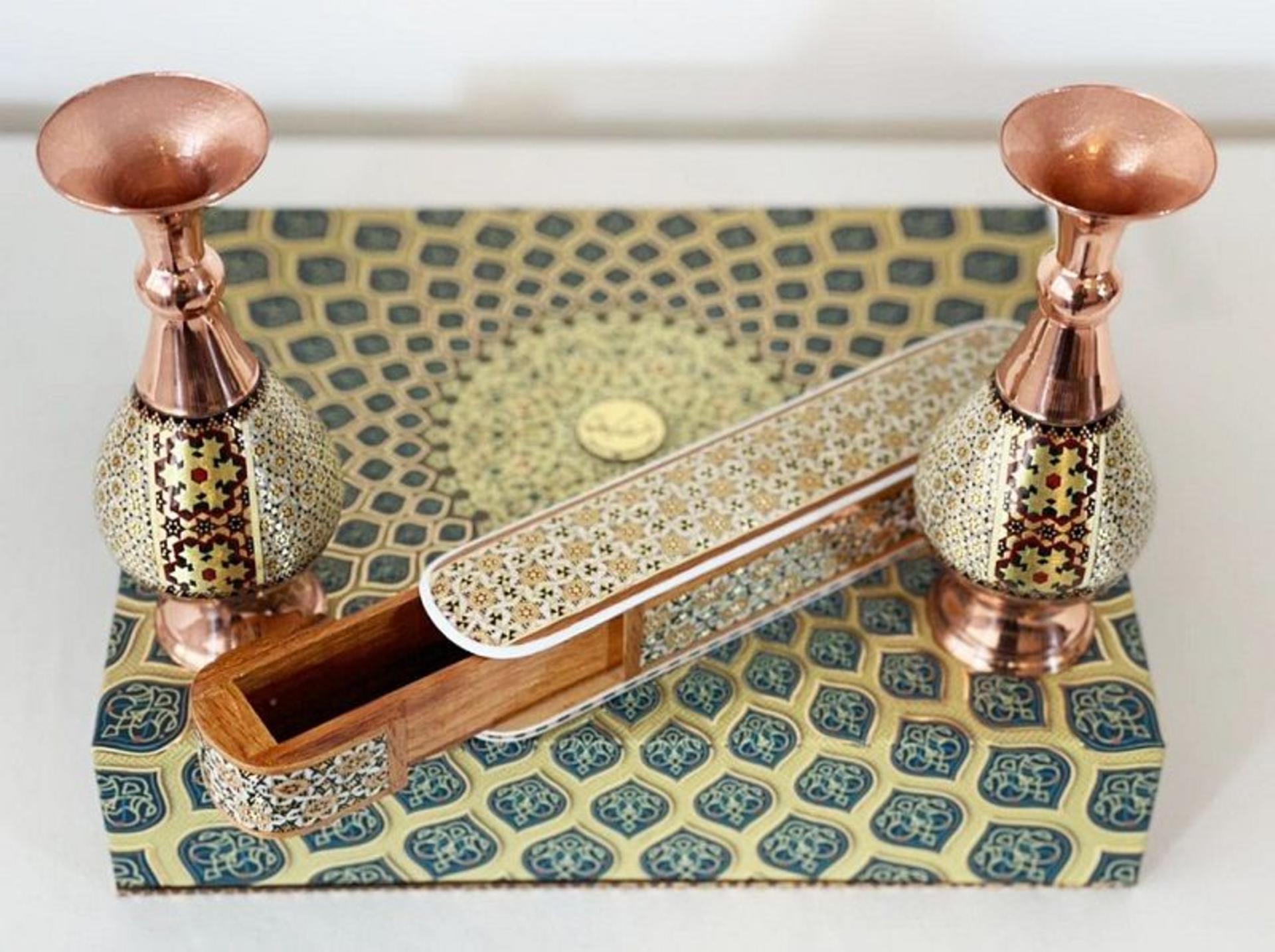 خاتم کاری روی مس؛ منبع عکس: وب‌سایت Blog.7gardun.com؛ عکاس: نامشخص