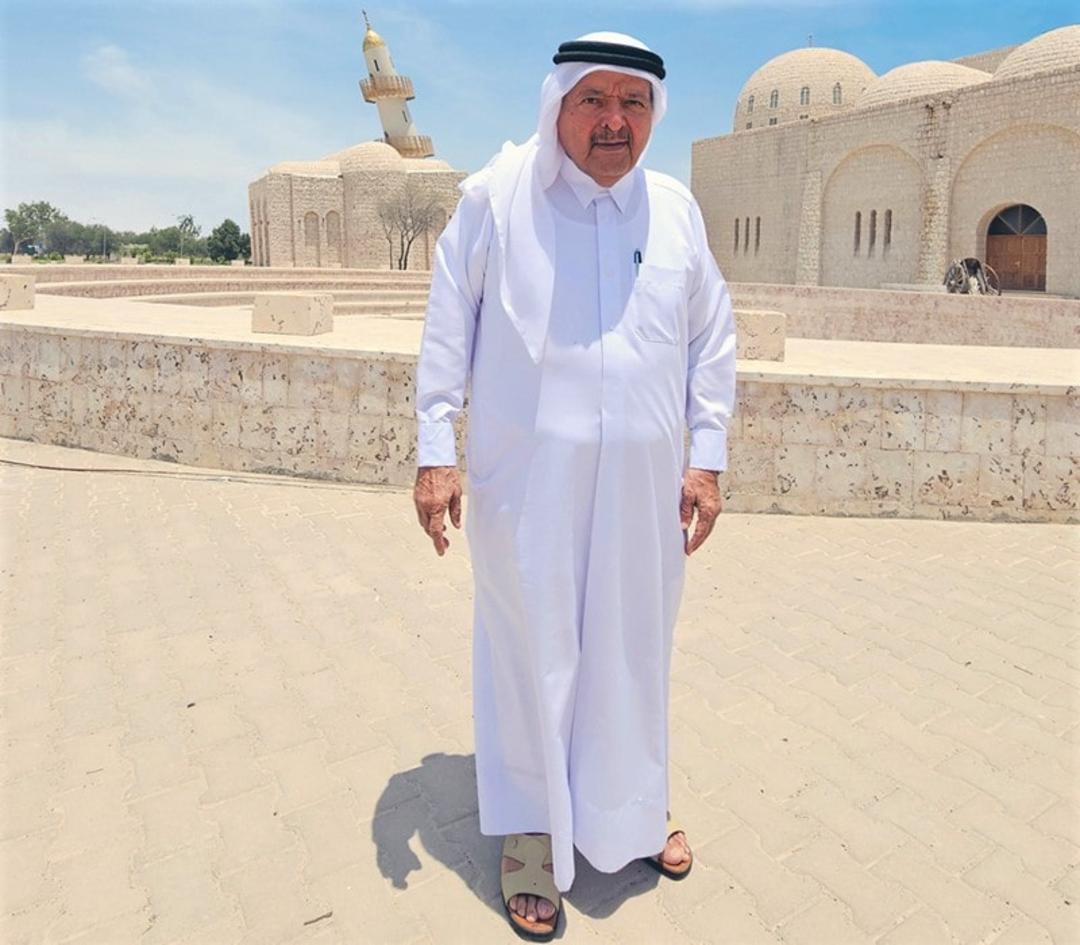 شیخ فیصل در نزدیکی مسجد کج دوحه، منبع عکس: thepeninsulaqatar.com، عکاس: نامشخص